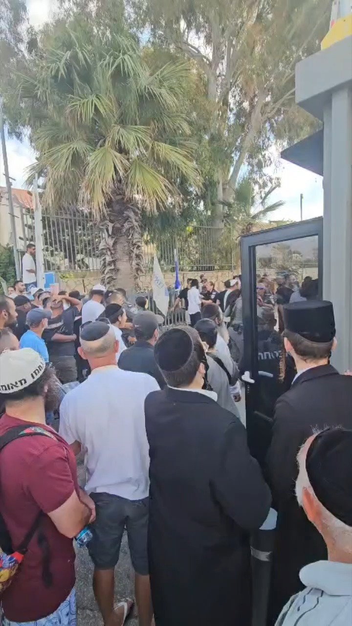 תלמידיו של הרב בכניסה לבית החולים
