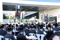 עם גמרות, חברותות ושלטים: הפגנת ויז'ניץ מרכז מול משרד היועמ"שית