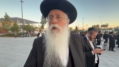 "קריעה צריך לעשות": פרוש מגיב בחריפות במחאת חסידי ויז'ניץ מרכז