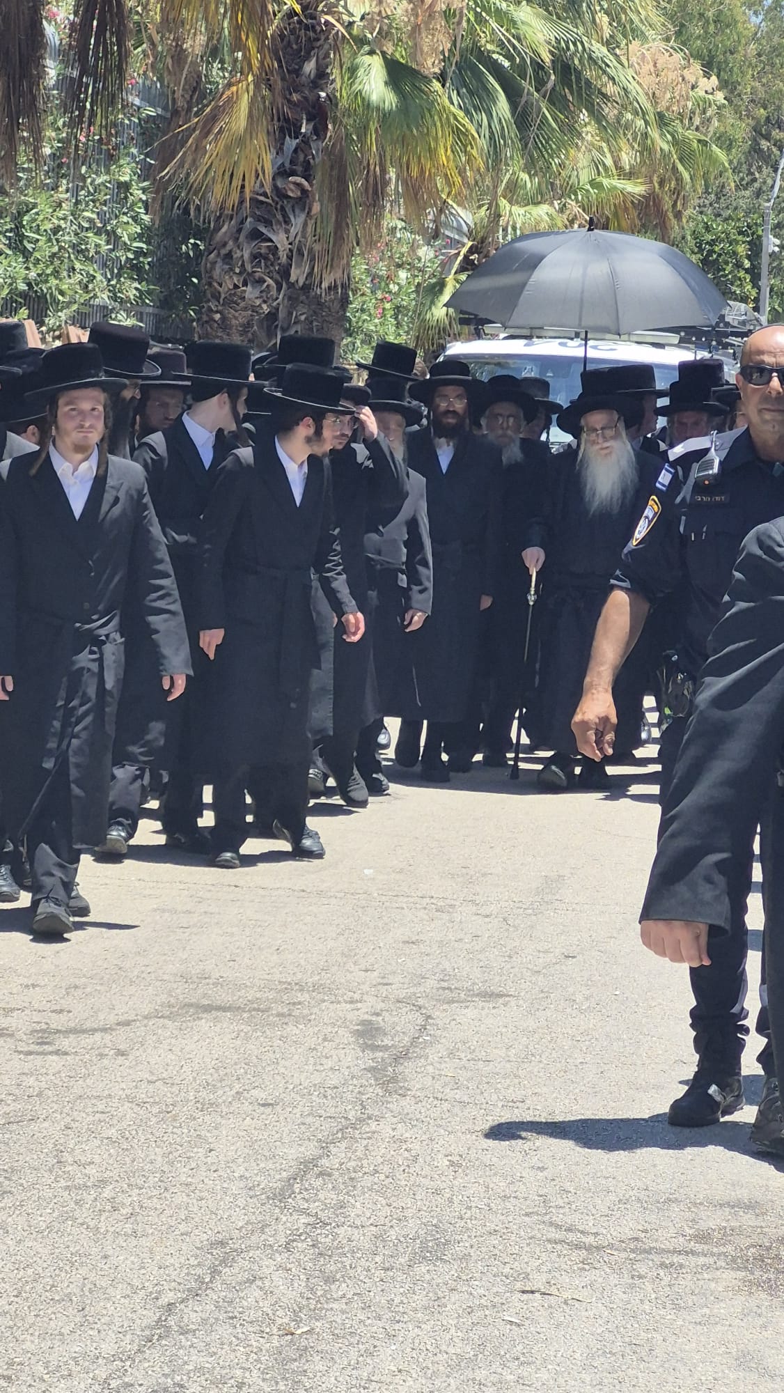האדמו"ר מצאנז בהלוויית רבי עמוס גואטה זצ"ל