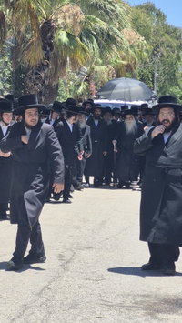 האדמו"ר מצאנז בהלוויית רבי עמוס גואטה זצ"ל