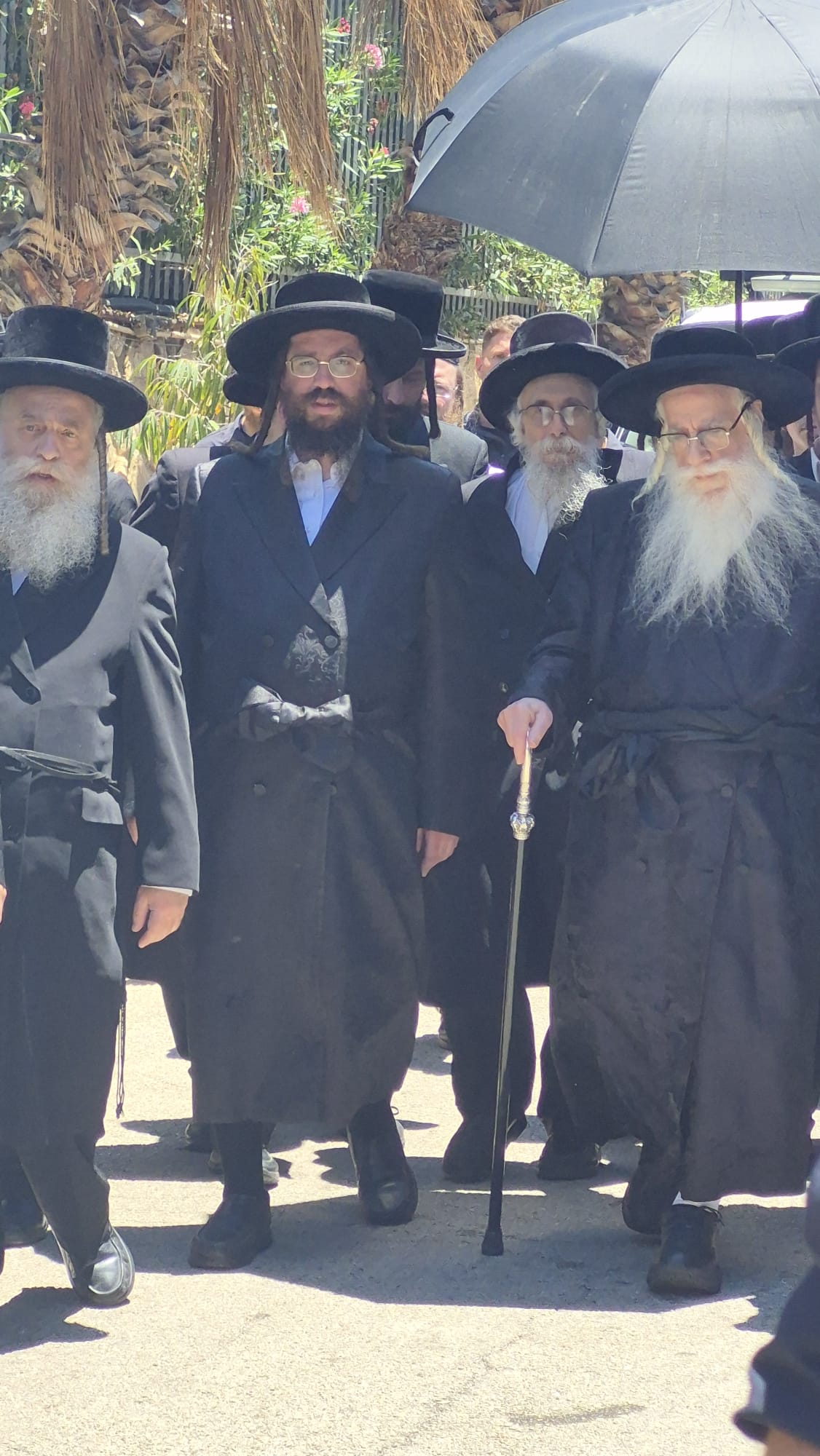 האדמו"ר מצאנז בהלוויית רבי עמוס גואטה זצ"ל