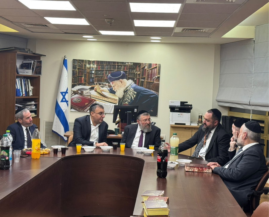 הרב איסייב עם חברי הכנסת של ש"ס ויהדות התורה | ארכיון