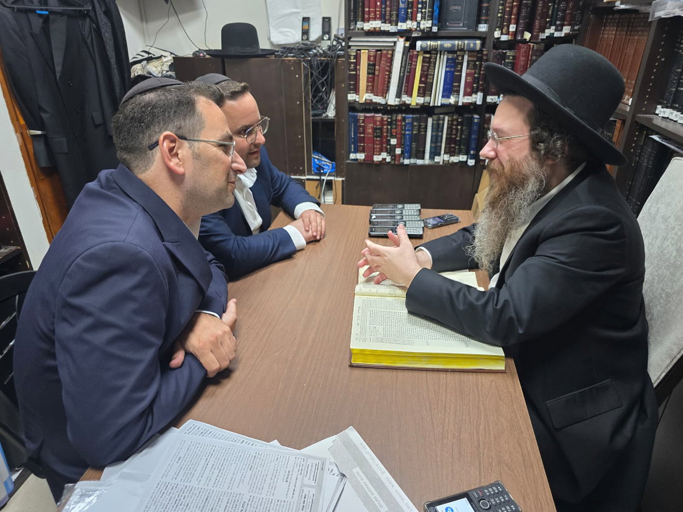 הכתרת הרב אריה לייב רביץ לרב קהילת "אנשי מעשה"