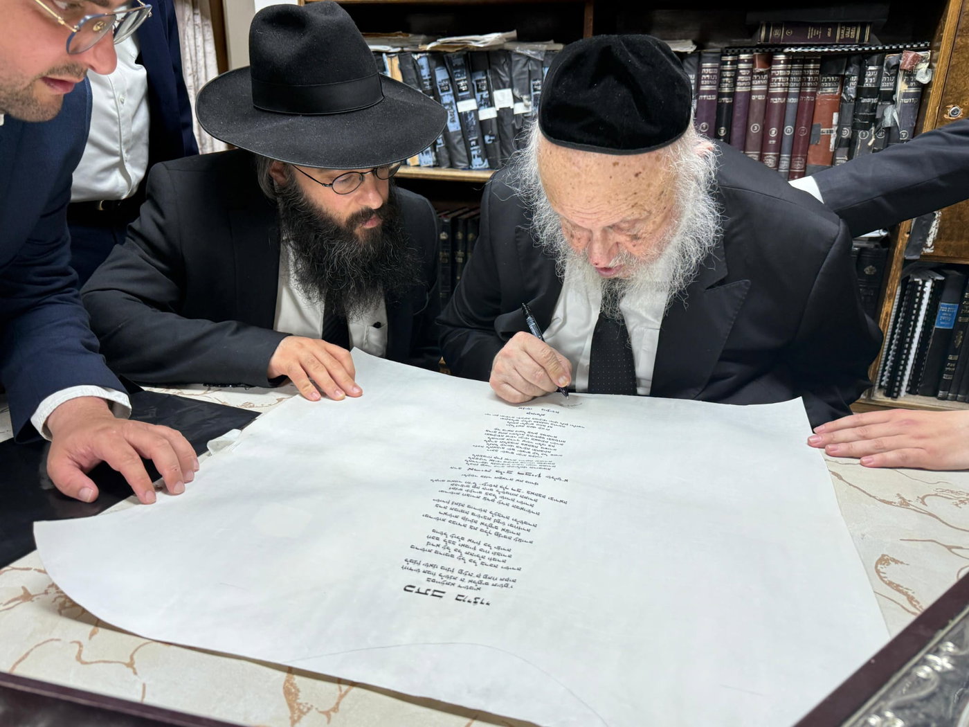 הכתרת הרב אריה לייב רביץ לרב קהילת "אנשי מעשה"
