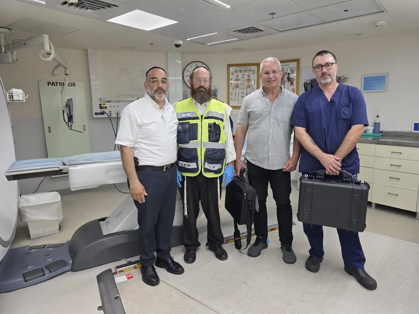 יו"ר זק"א ת"א בנתניה משה ברבר עם צוות המכון לרפואה משפטית בבית החולים לניאדו