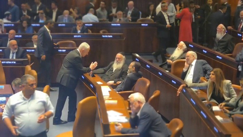 נתניהו עם גפני וגולדקנופף במליאה