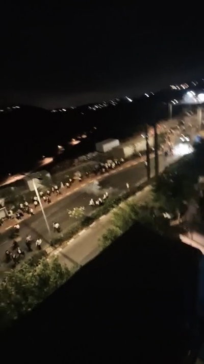 טירוף במודיעין עילית: מפגינים התעמתו עם המשטרה - שהשליכה רימוני הלם | תיעוד נרחב