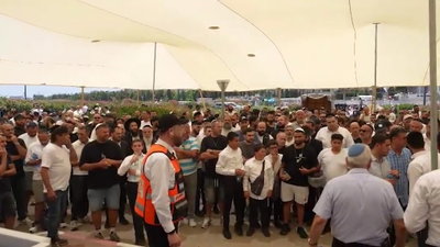 אלפים בהלווייתו של רבי עמוס גואטה זצ"ל | בית המשפט האריך את מעצר החשוד ברצח המזעזע