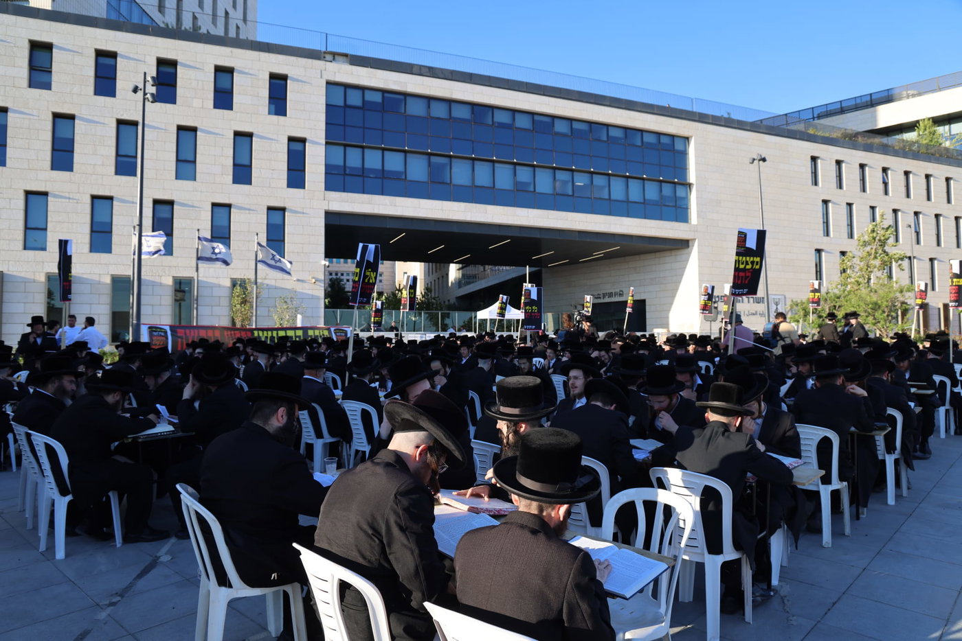 עם גמרות, חברותות ושלטים: החלה הפגנת ויז'ניץ מרכז מול משרד היועמ"שית 