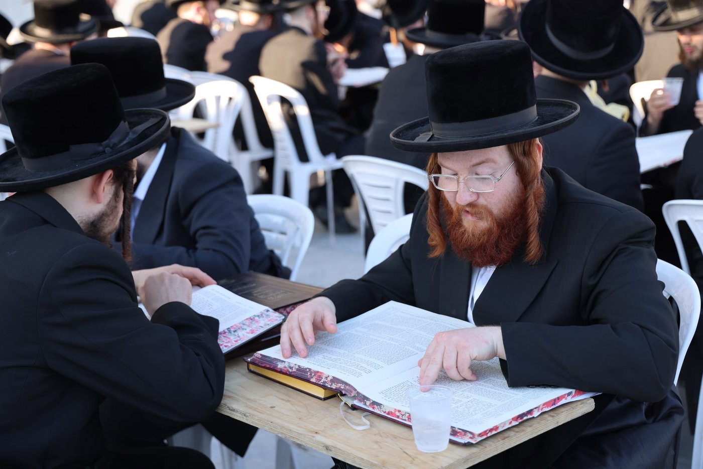 עם גמרות, חברותות ושלטים: החלה הפגנת ויז'ניץ מרכז מול משרד היועמ"שית 
