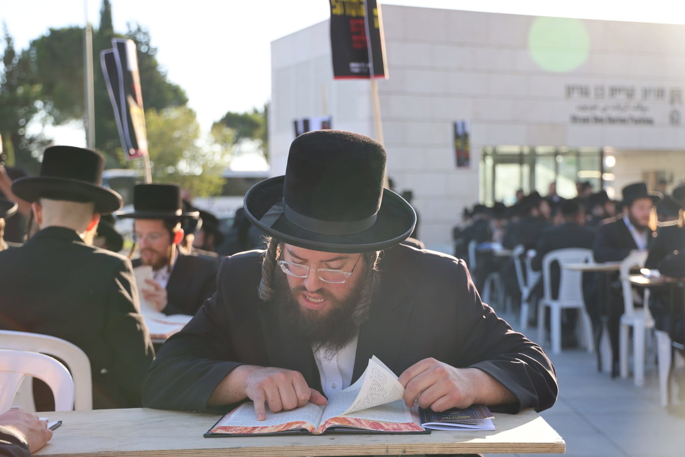 עם גמרות, חברותות ושלטים: החלה הפגנת ויז'ניץ מרכז מול משרד היועמ"שית 