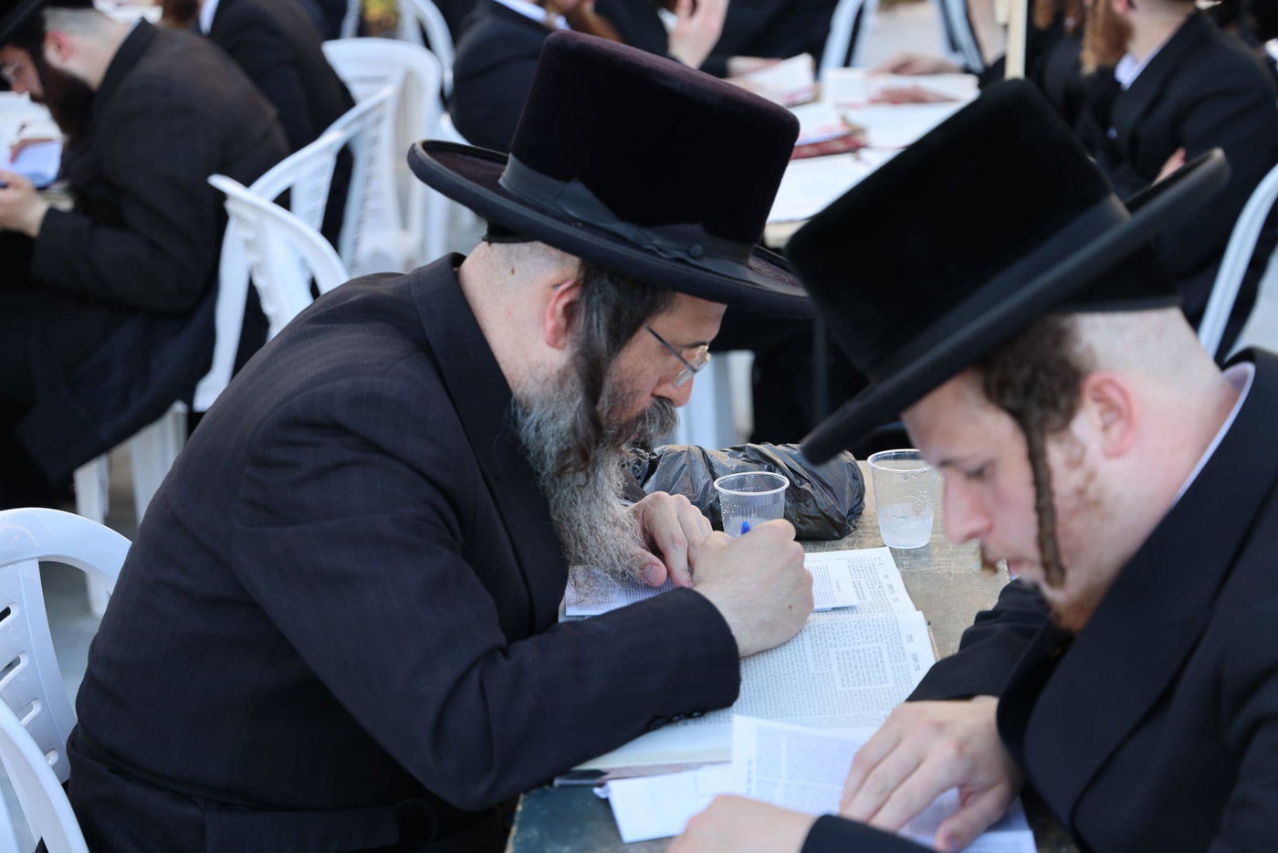 עם גמרות, חברותות ושלטים: החלה הפגנת ויז'ניץ מרכז מול משרד היועמ"שית 