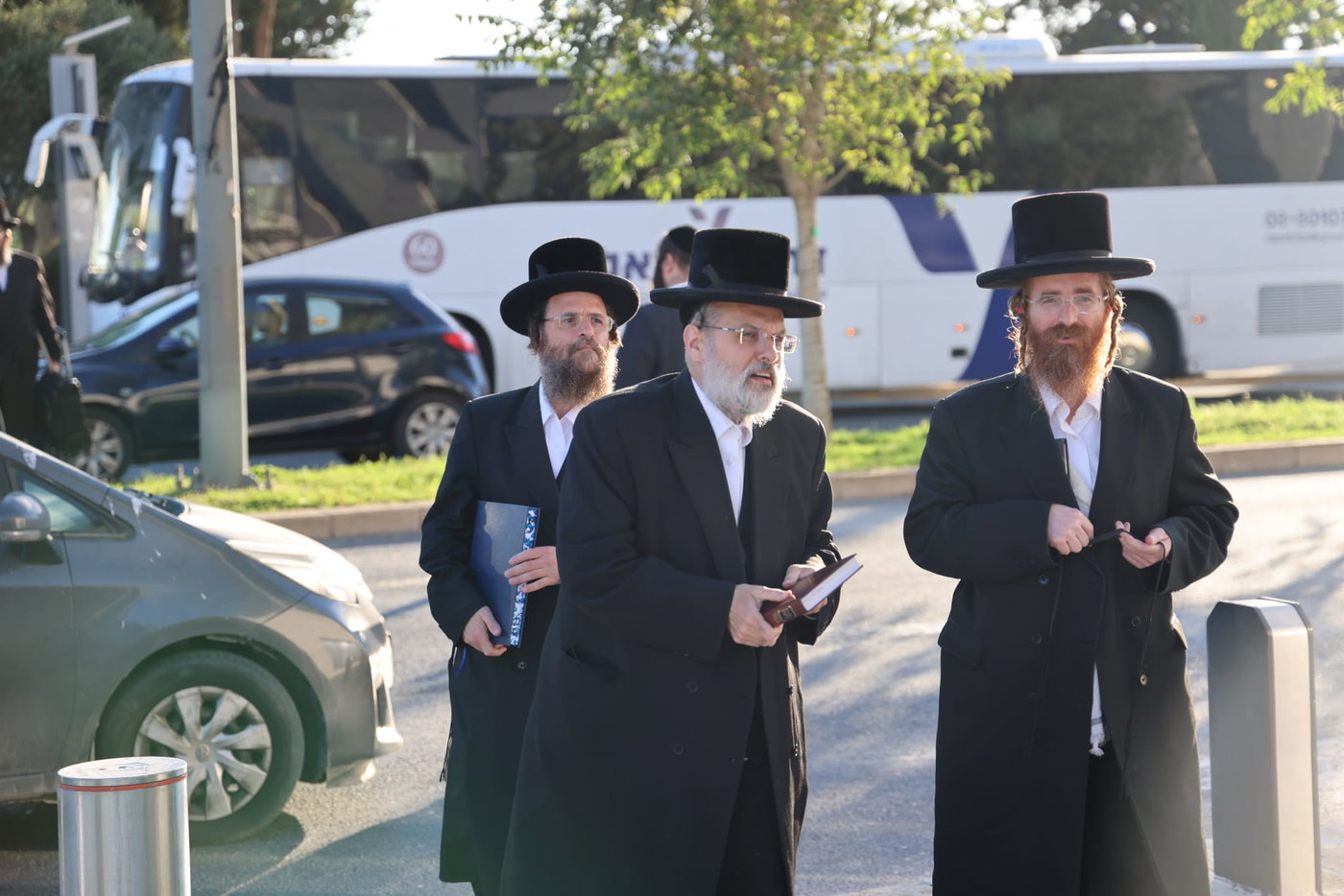 עם גמרות, חברותות ושלטים: החלה הפגנת ויז'ניץ מרכז מול משרד היועמ"שית 