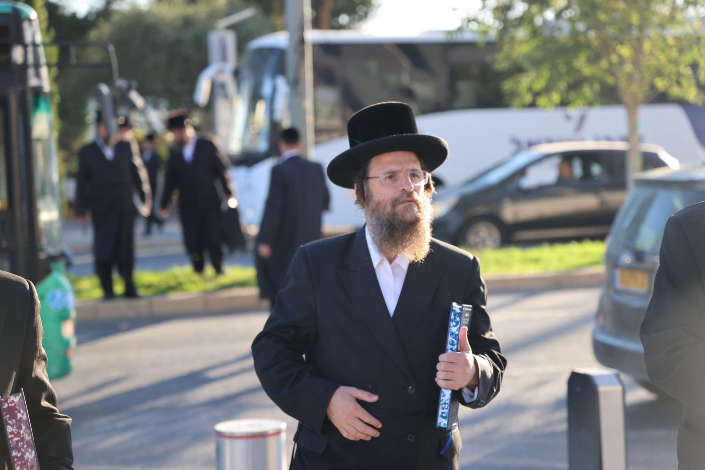 עם גמרות, חברותות ושלטים: החלה הפגנת ויז'ניץ מרכז מול משרד היועמ"שית 