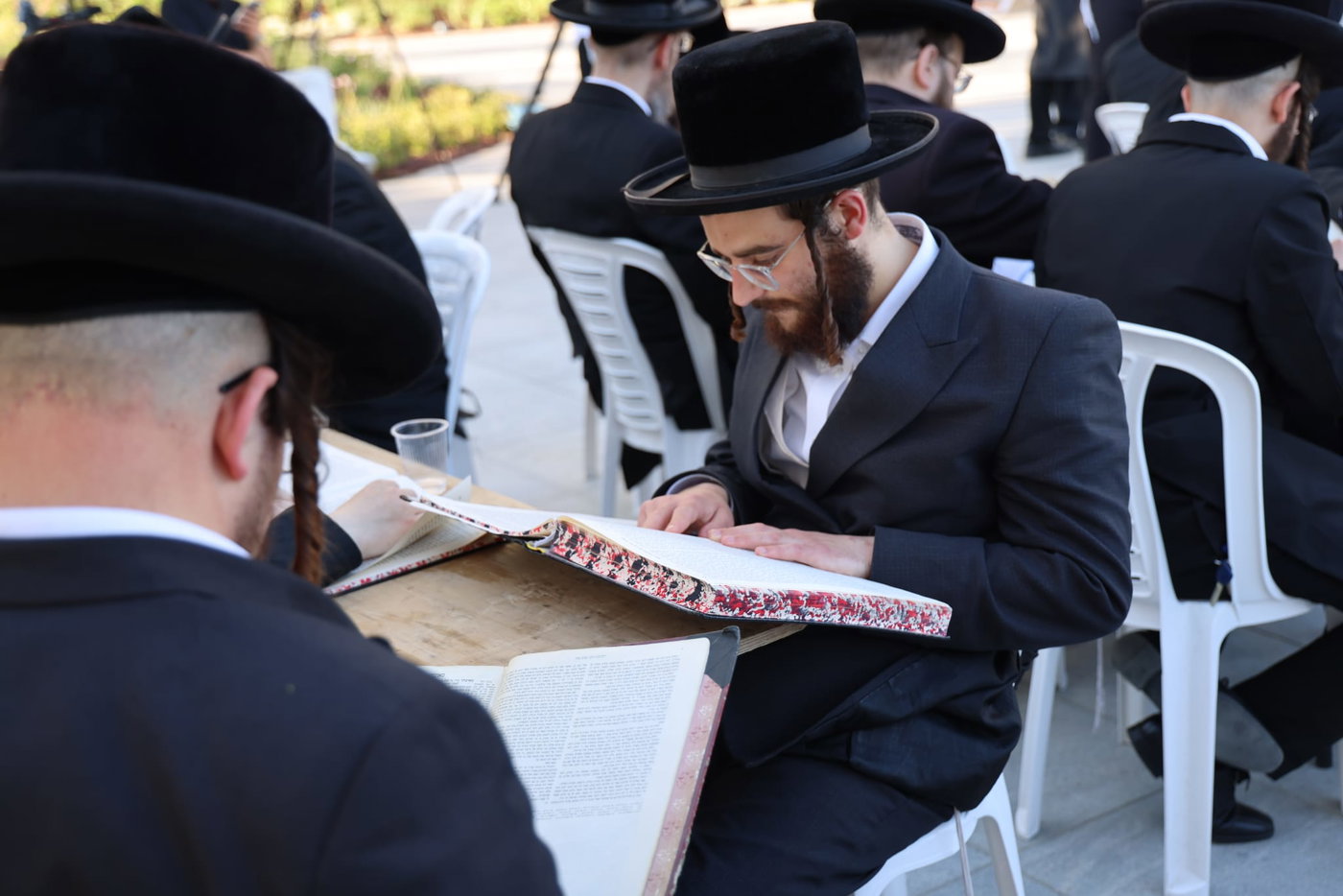 עם גמרות, חברותות ושלטים: החלה הפגנת ויז'ניץ מרכז מול משרד היועמ"שית 