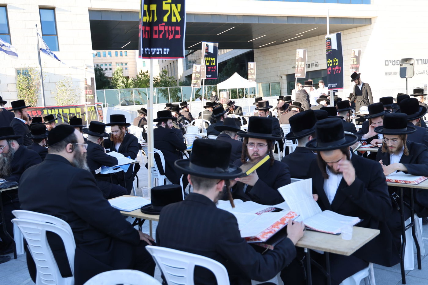 עם גמרות, חברותות ושלטים: החלה הפגנת ויז'ניץ מרכז מול משרד היועמ"שית 