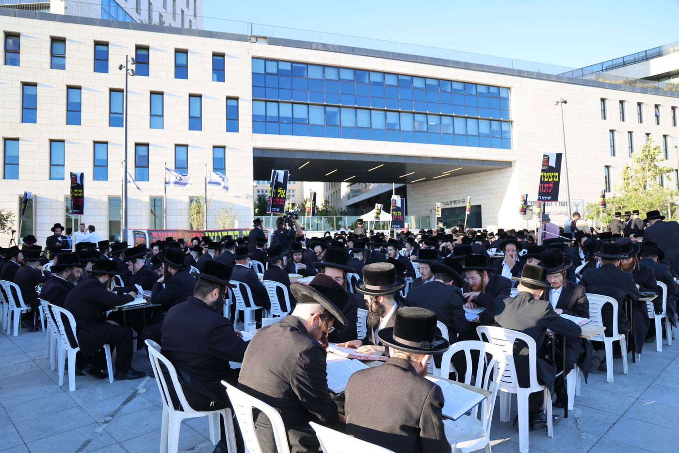 עם גמרות, חברותות ושלטים: החלה הפגנת ויז'ניץ מרכז מול משרד היועמ"שית 