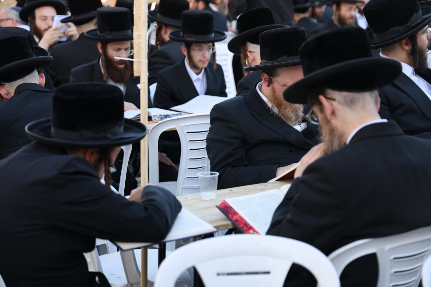 עם גמרות, חברותות ושלטים: החלה הפגנת ויז'ניץ מרכז מול משרד היועמ"שית 