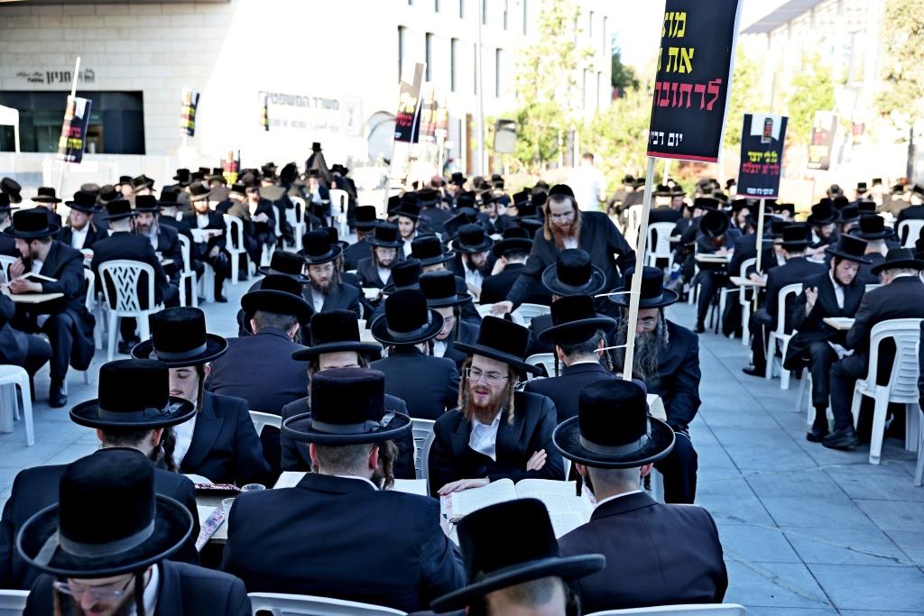 העצרת מול משרד היועמשית