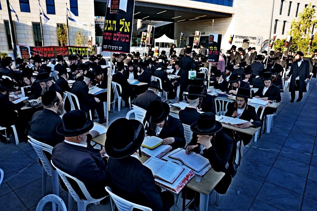 העצרת מול משרד היועמשית