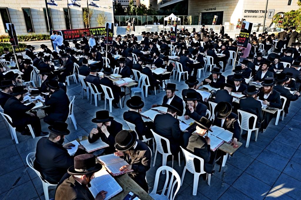 העצרת מול משרד היועמשית