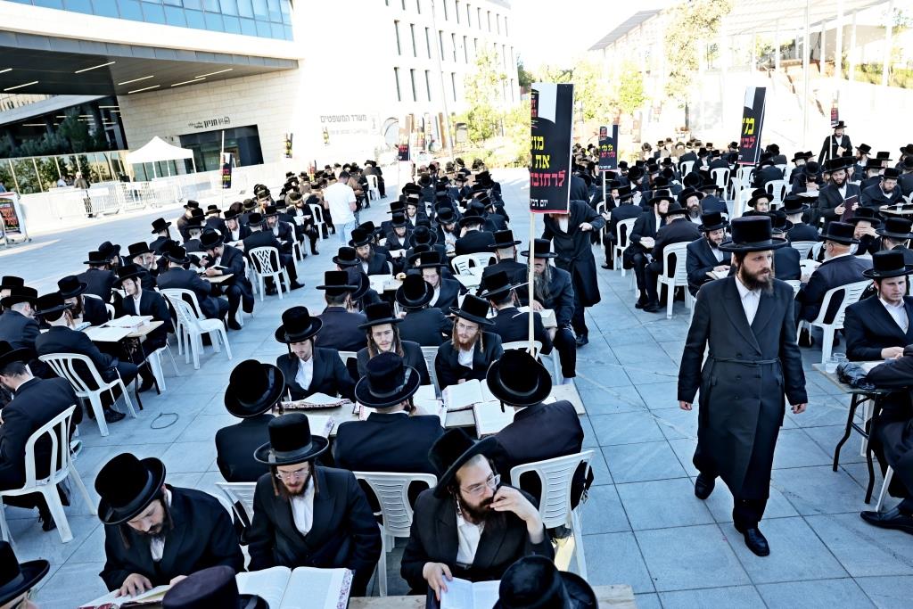 העצרת מול משרד היועמשית
