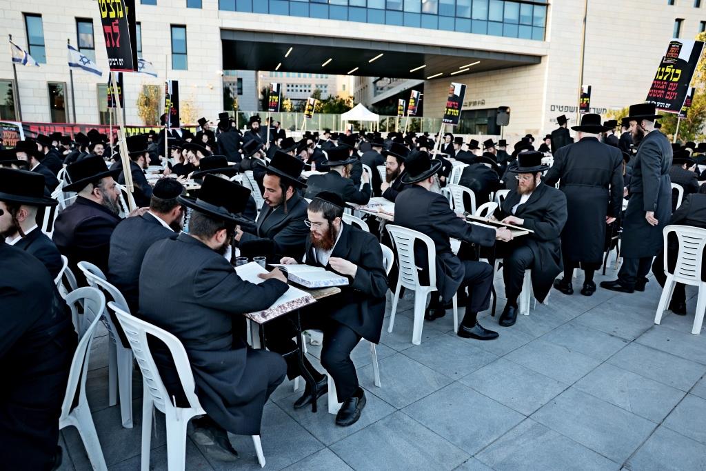 העצרת מול משרד היועמשית