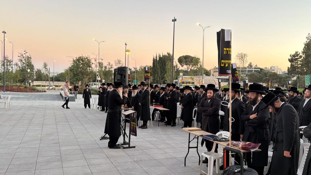 העצרת מול משרד היועמשית