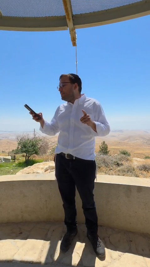 ישראל שפירא על הנחל הסמוך לכפר