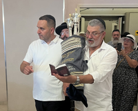 השחקן דני שטג הכניס ספר תורה לבית הכנסת: 'האירוע הכי משמח בחיי'