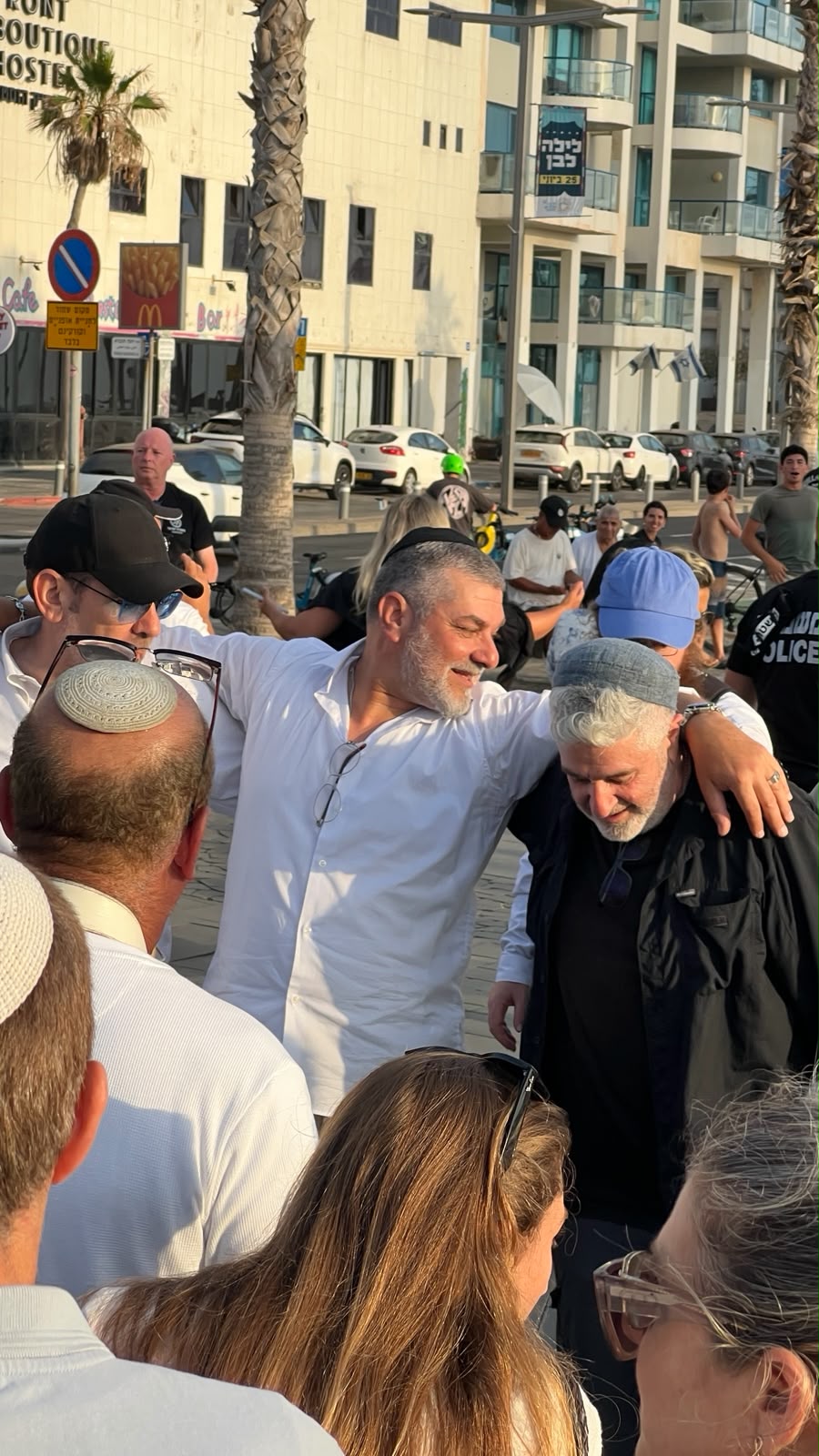 השחקן דני שטג הכניס ספר תורה לבית הכנסת: 'האירוע הכי משמח בחיי'