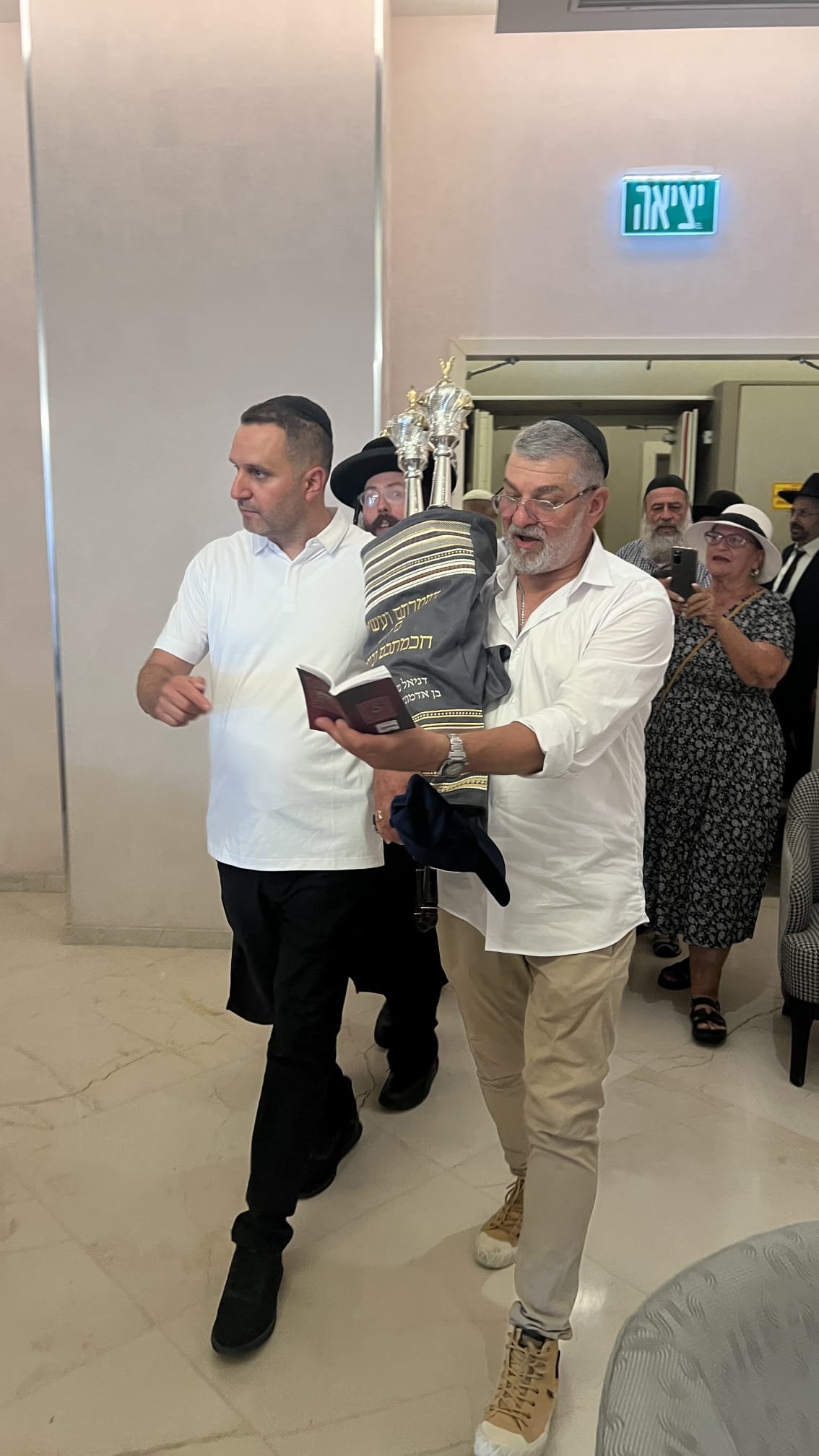 השחקן דני שטג הכניס ספר תורה לבית הכנסת: 'האירוע הכי משמח בחיי'