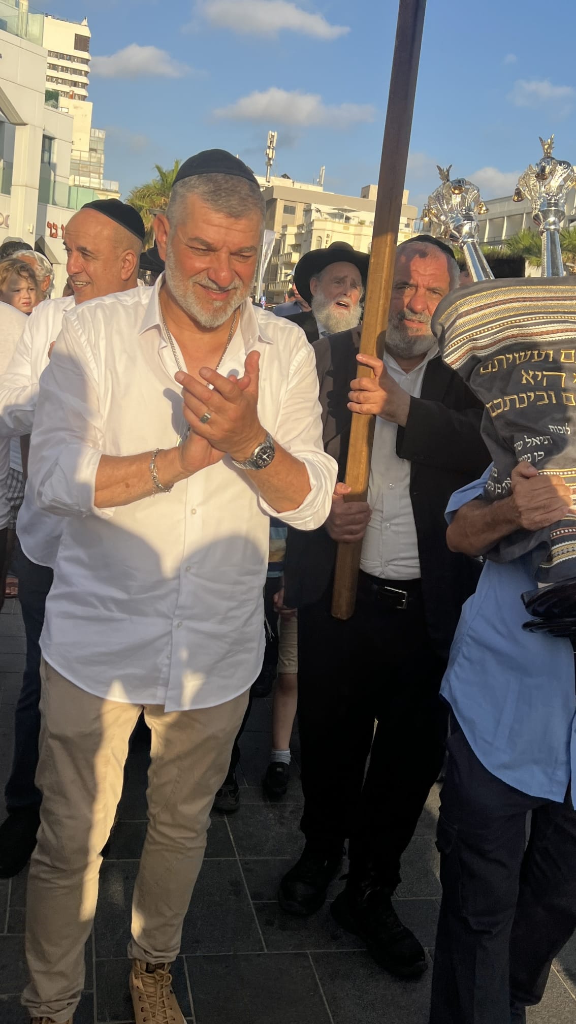 השחקן דני שטג הכניס ספר תורה לבית הכנסת: 'האירוע הכי משמח בחיי'