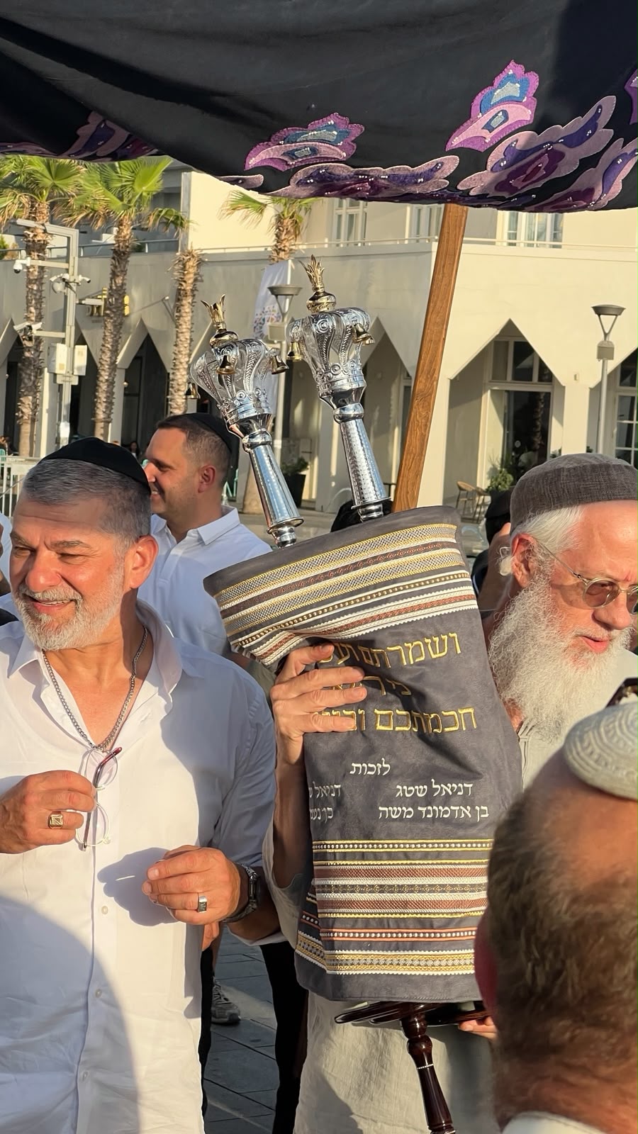 השחקן דני שטג הכניס ספר תורה לבית הכנסת: 'האירוע הכי משמח בחיי'