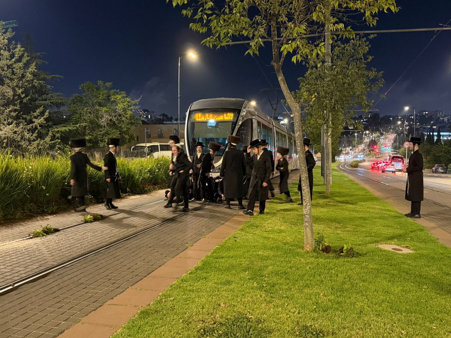 המחאה על פסי הרכבת הקלה