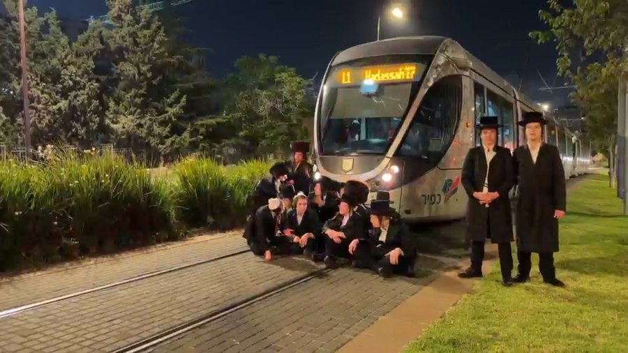 המחאה על פסי הרכבת הקלה