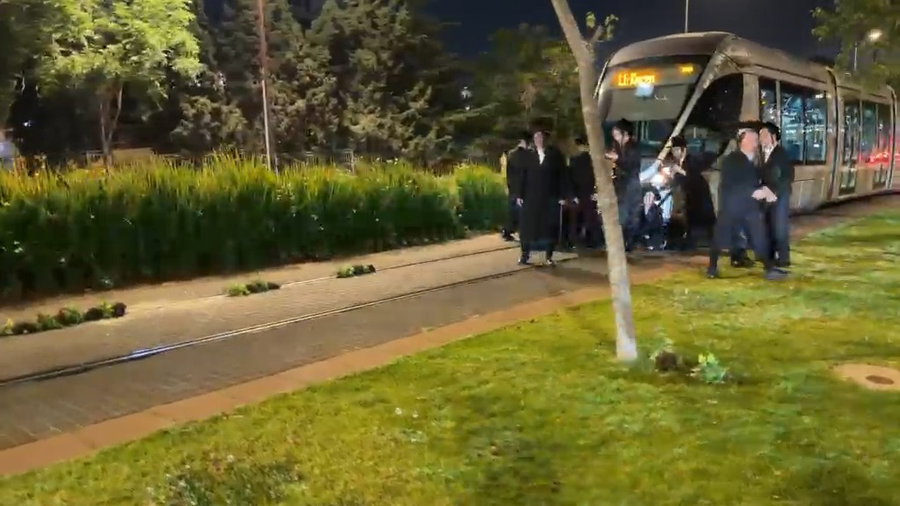 המחאה על פסי הרכבת הקלה