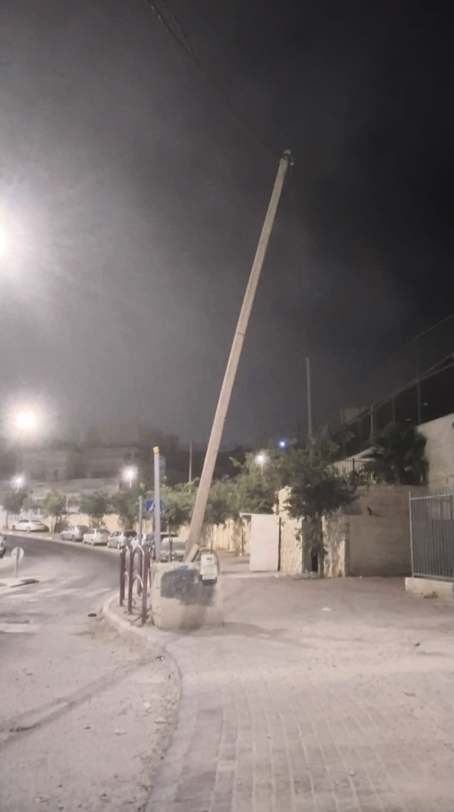 עמוד חשמל פיראטי בכניסה לתלמוד תורה שבו עוברים מאות תלמידים כל יום במעבר חצייה הזה נהרג השבוע ילד