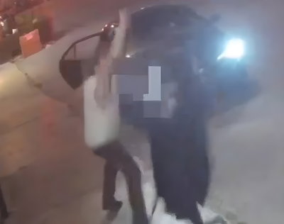 התיעוד שמעורר סערה: התנפל על חסיד מאחור - וניסה לשלוף בכוח את כובע השטריימל מראשו