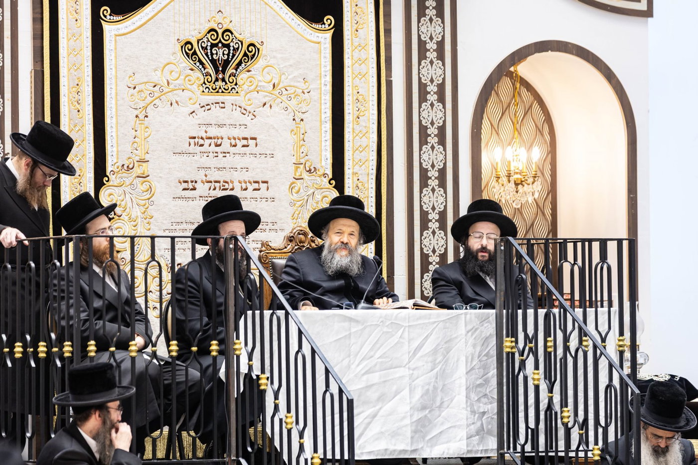 האדמו"ר מבאבוב 45 בביקור בקרב תלמידיו לפני צאתם לקאנטרי 