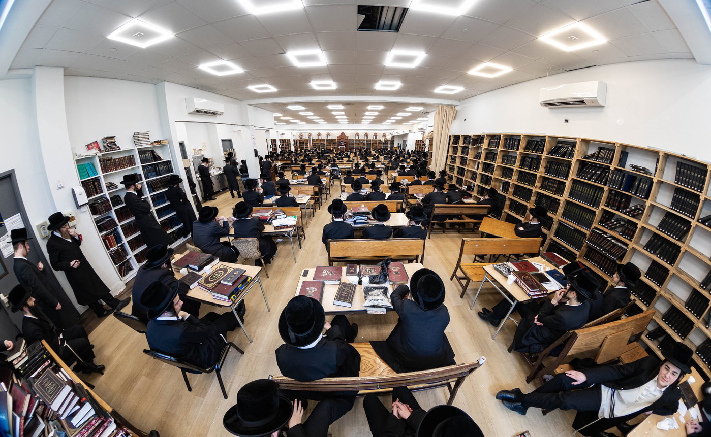 האדמו"ר מבאבוב 45 בביקור בקרב תלמידיו לפני צאתם לקאנטרי 