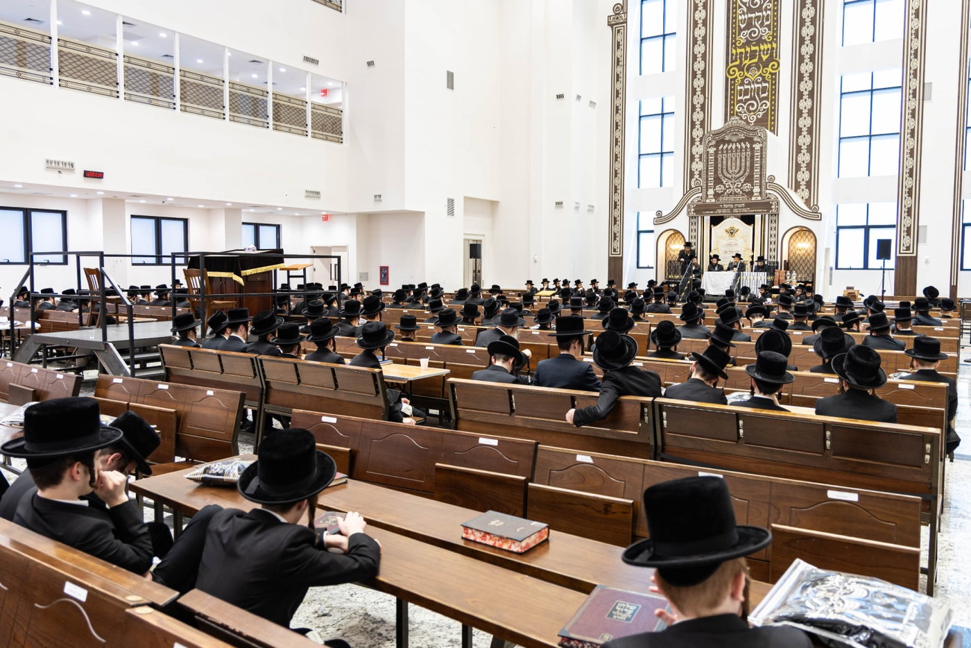 האדמו"ר מבאבוב 45 בביקור בקרב תלמידיו לפני צאתם לקאנטרי 