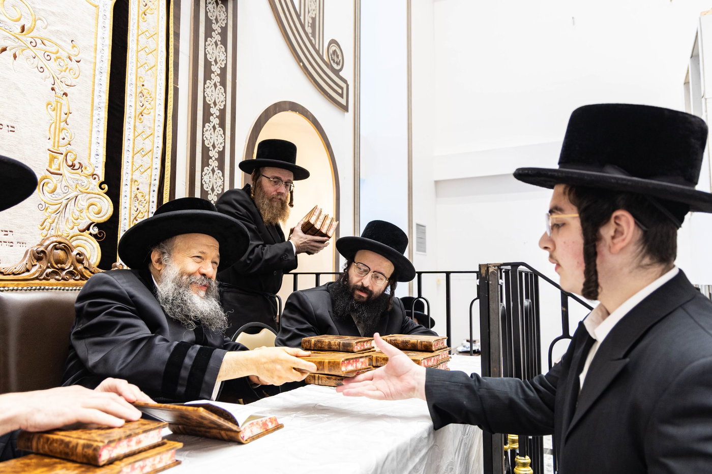 האדמו"ר מבאבוב 45 בביקור בקרב תלמידיו לפני צאתם לקאנטרי 