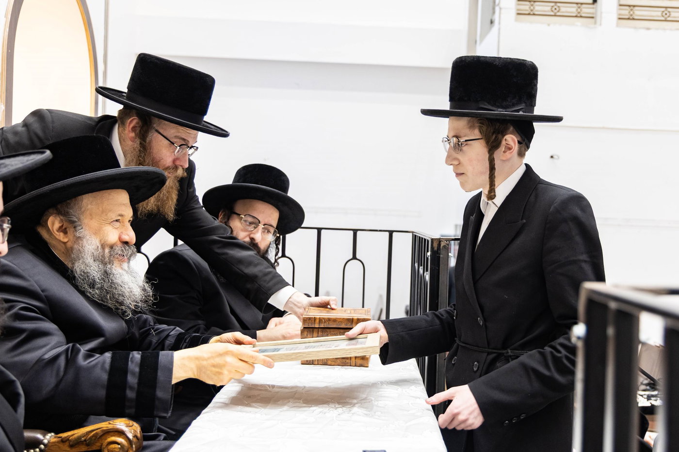 האדמו"ר מבאבוב 45 בביקור בקרב תלמידיו לפני צאתם לקאנטרי 