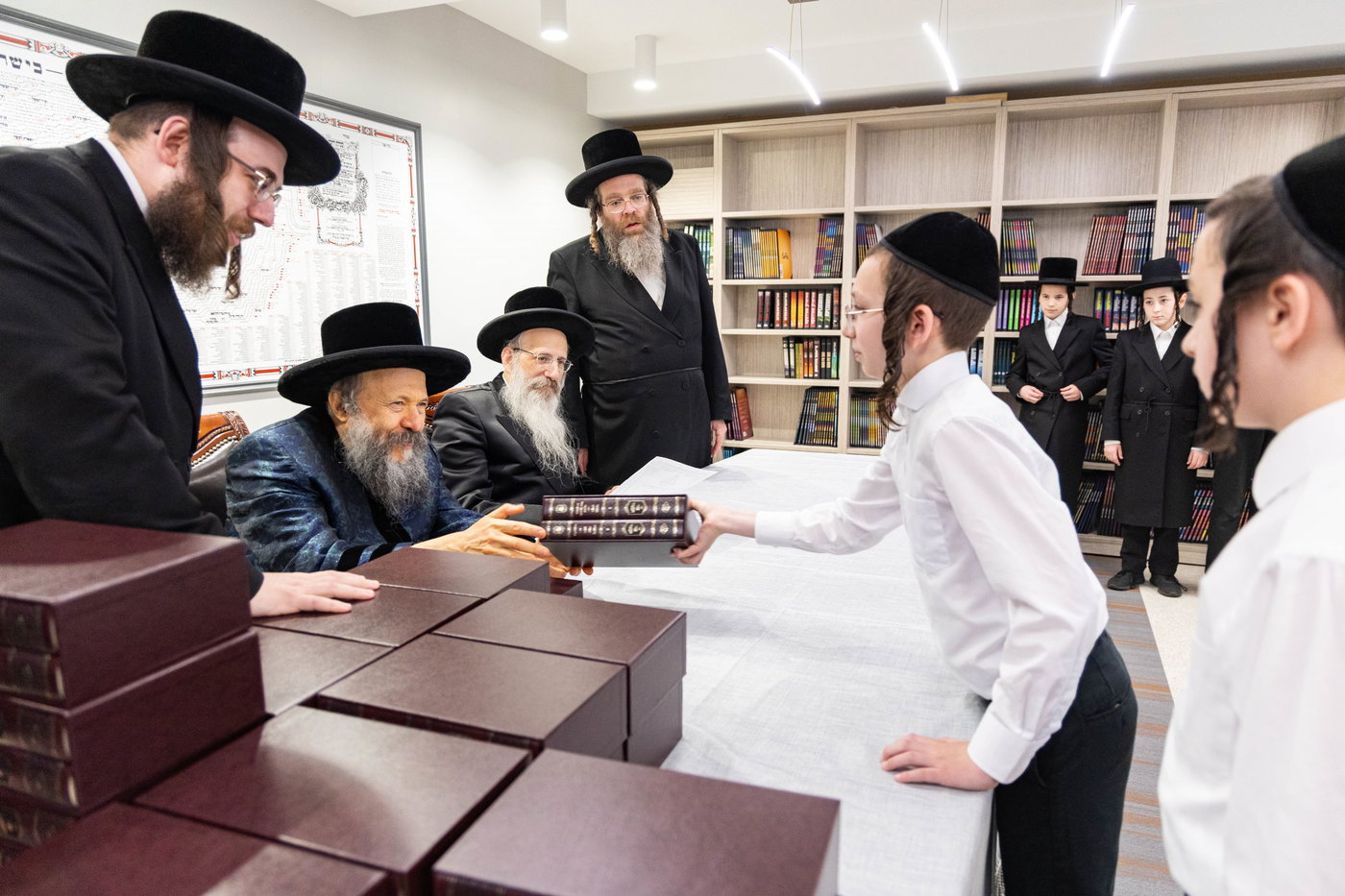 האדמו"ר מבאבוב 45 בביקור בקרב תלמידיו לפני צאתם לקאנטרי 