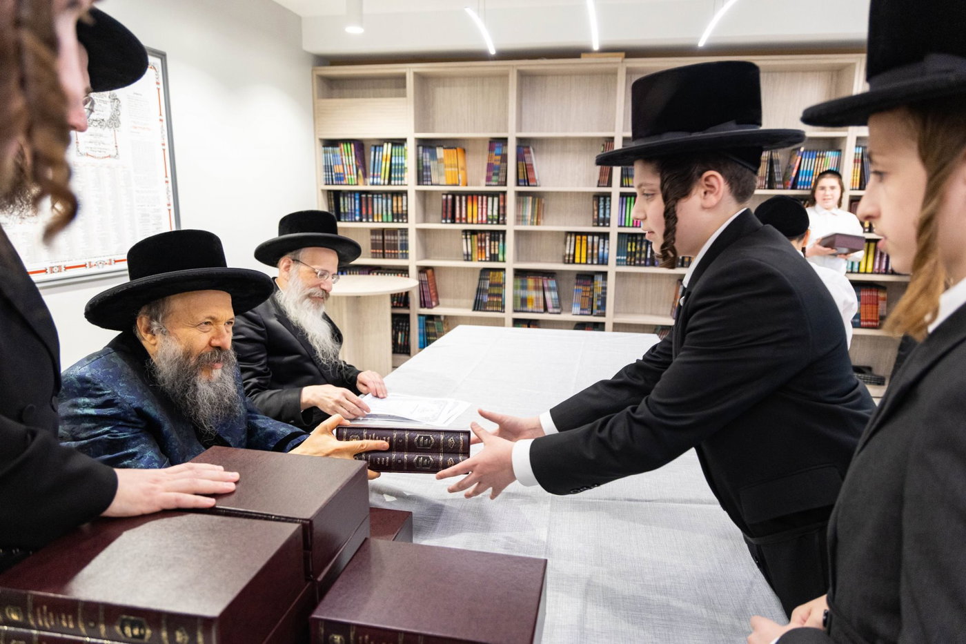 האדמו"ר מבאבוב 45 בביקור בקרב תלמידיו לפני צאתם לקאנטרי 