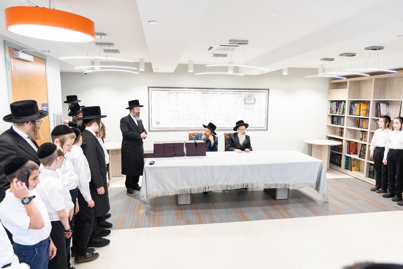 האדמו"ר מבאבוב 45 בביקור בקרב תלמידיו לפני צאתם לקאנטרי 