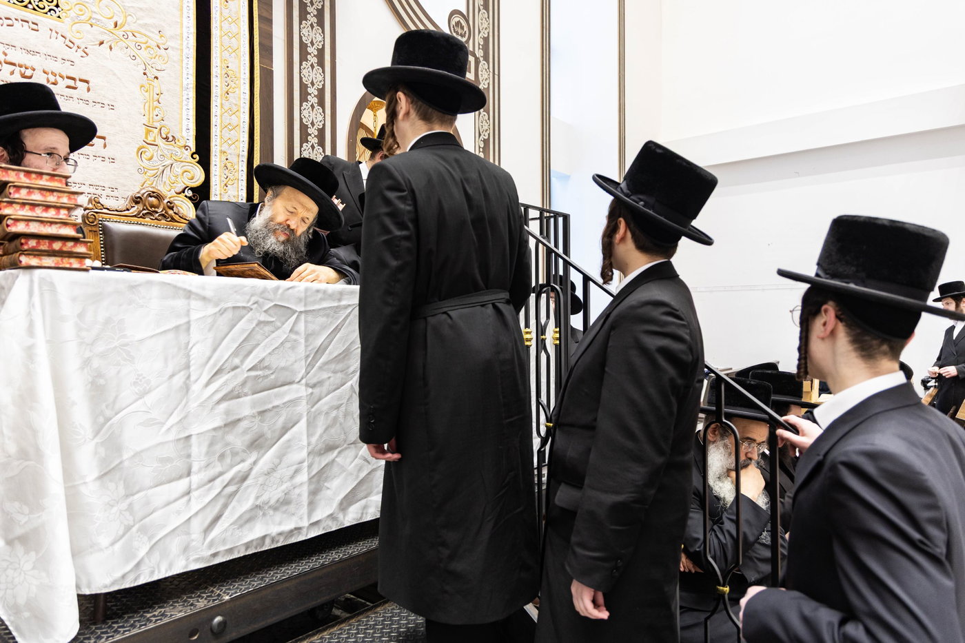 האדמו"ר מבאבוב 45 בביקור בקרב תלמידיו לפני צאתם לקאנטרי 