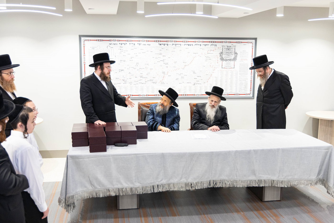 האדמו"ר מבאבוב 45 בביקור בקרב תלמידיו לפני צאתם לקאנטרי 